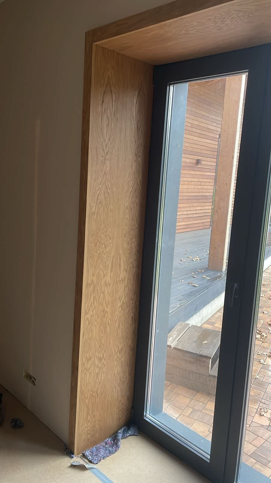 Шпонированные откосы в загородном доме