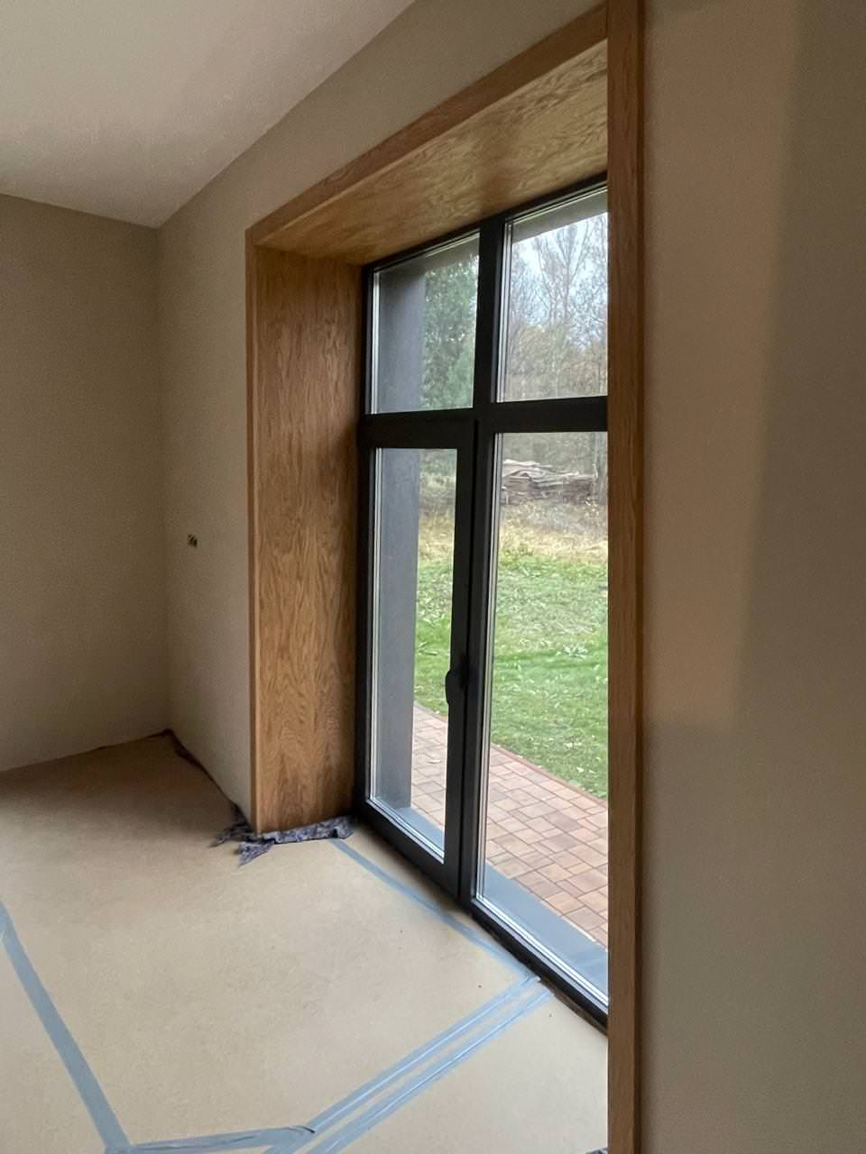 Шпонированные откосы в загородном доме