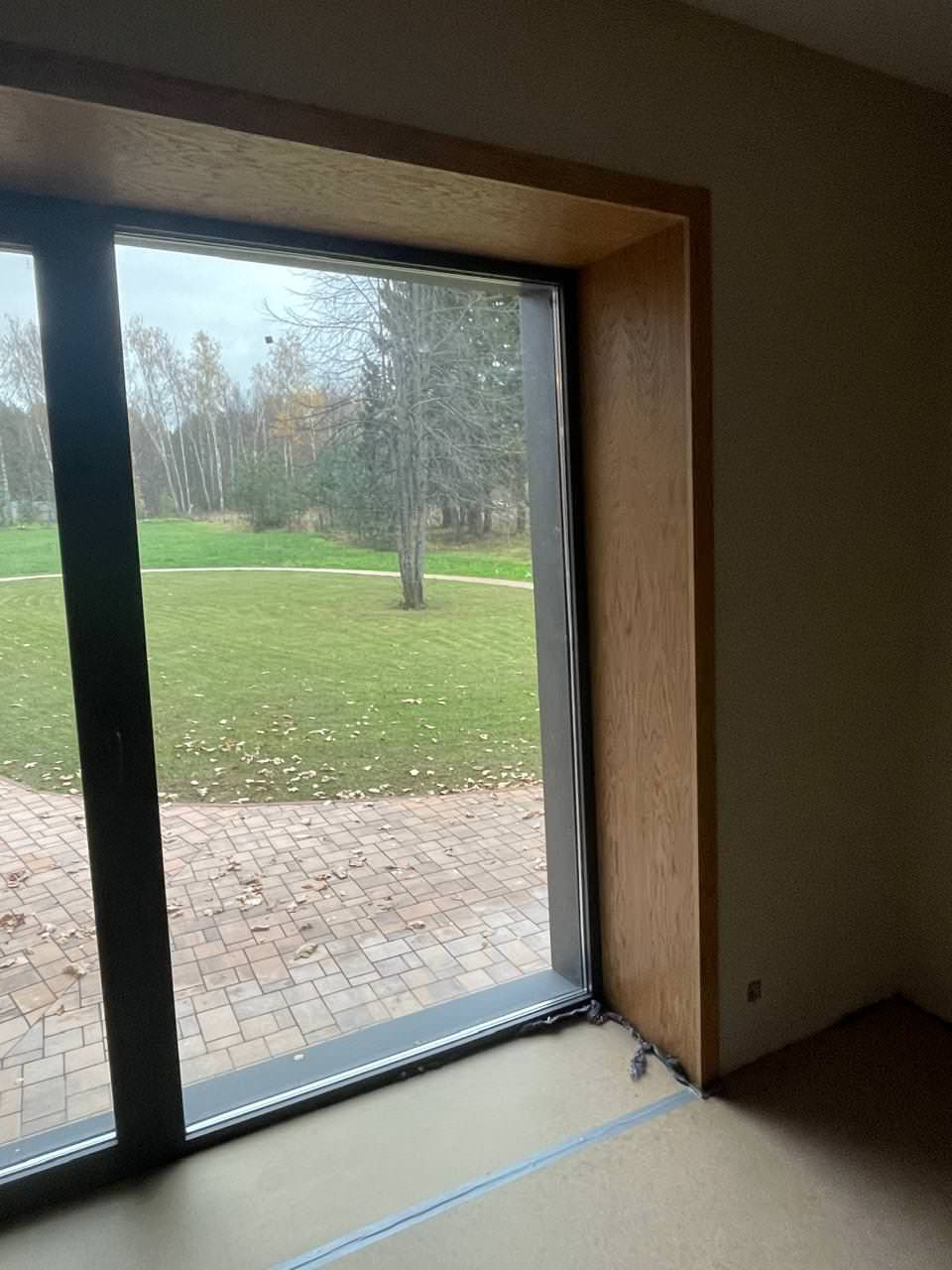 Шпонированные откосы в загородном доме