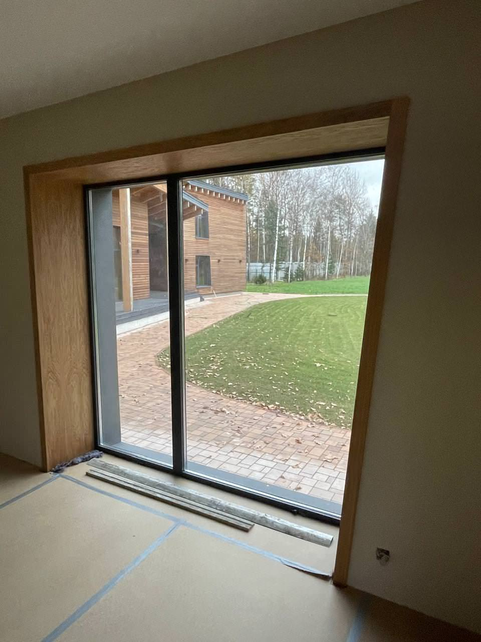 Шпонированные откосы в загородном доме