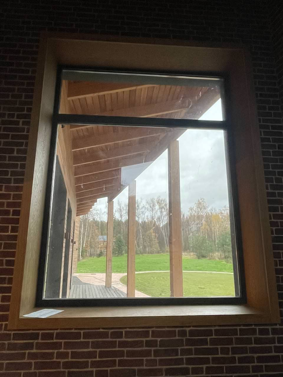 Шпонированные откосы в загородном доме