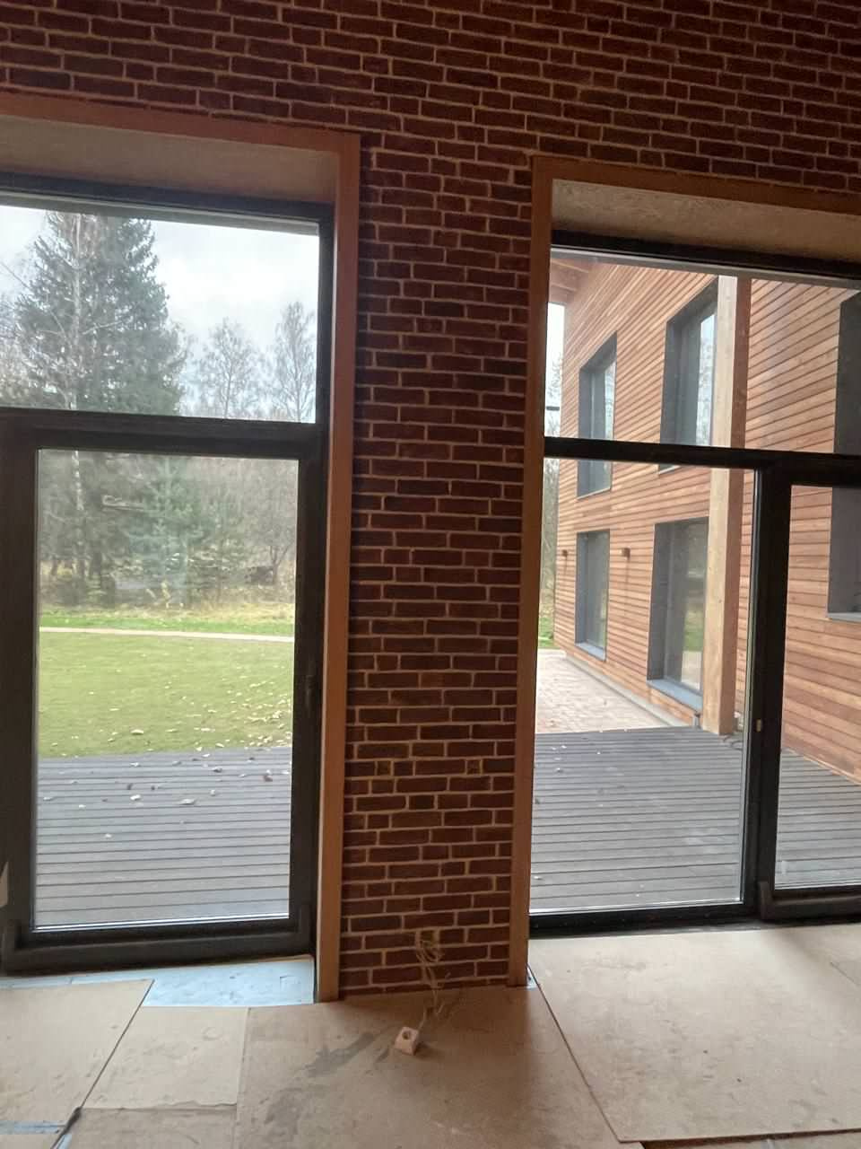 Шпонированные откосы в загородном доме