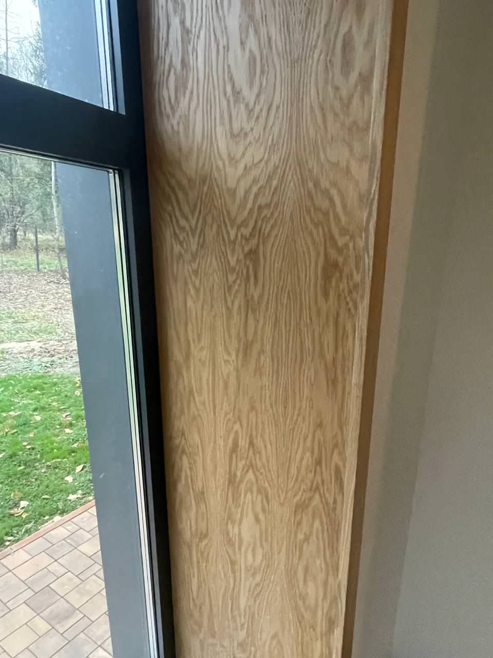 Шпонированные откосы в загородном доме