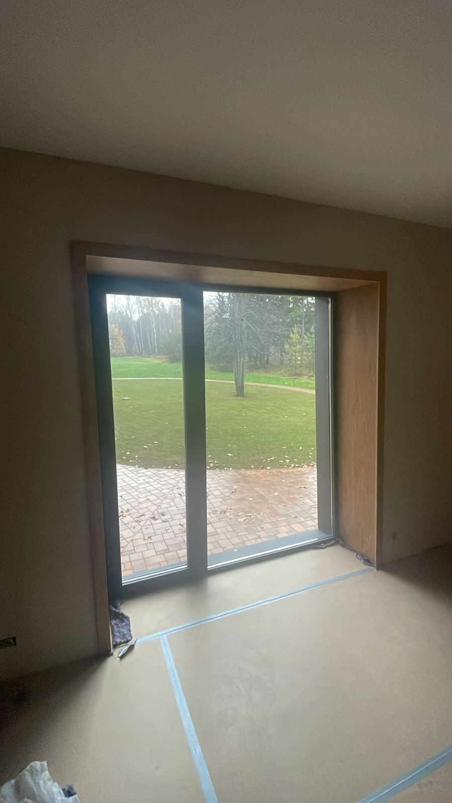 Шпонированные откосы в загородном доме