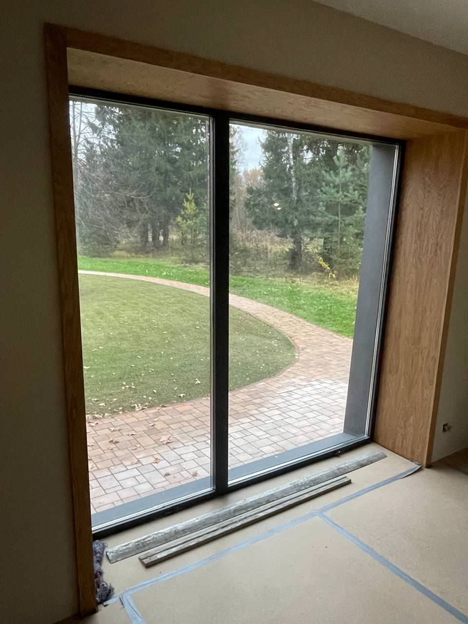 Шпонированные откосы в загородном доме