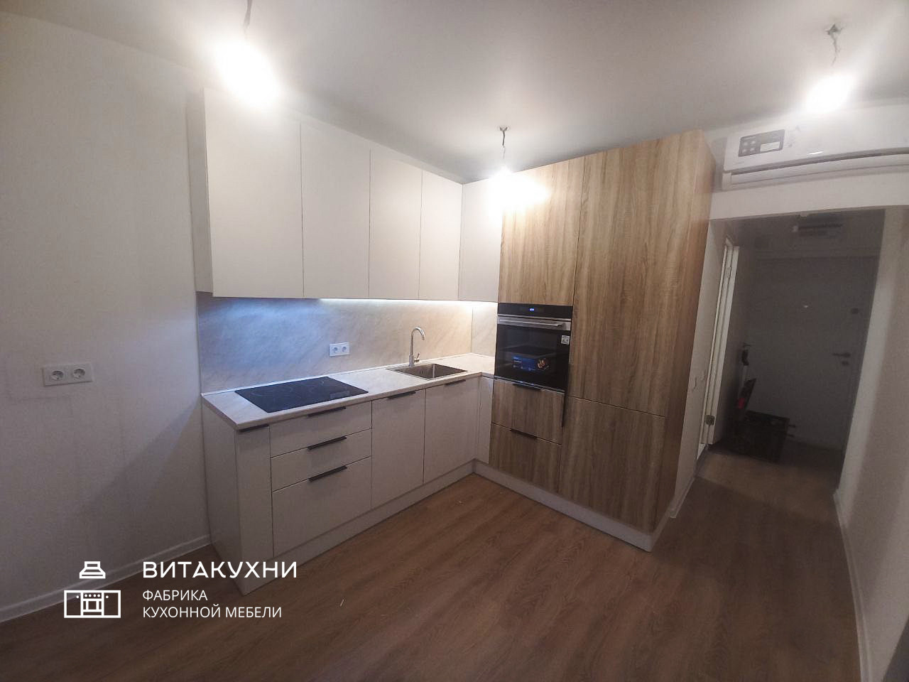 Стильная угловая кухня со встроенным холодильником