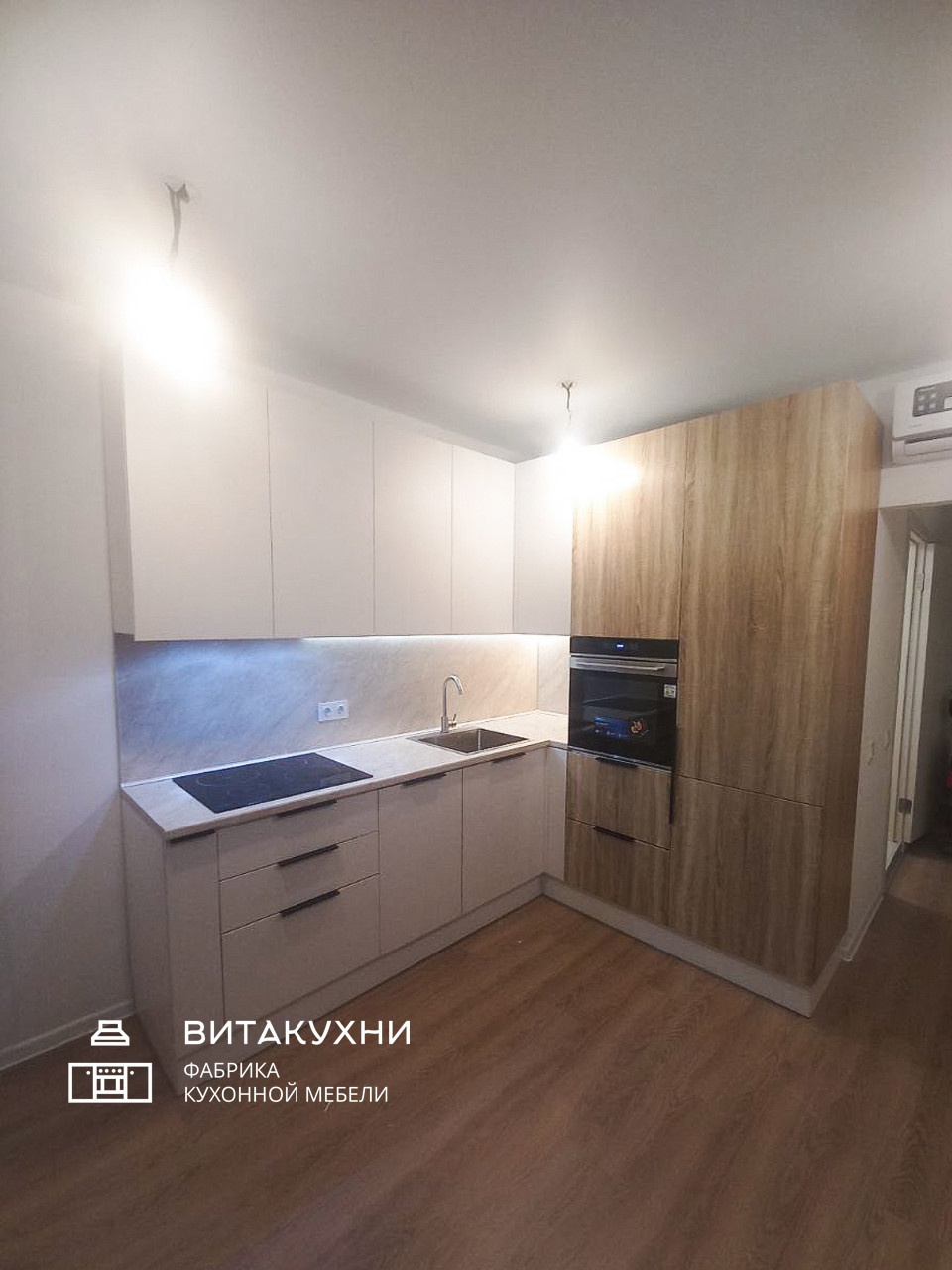 Обложка проекта: Стильная угловая кухня со встроенным холодильником