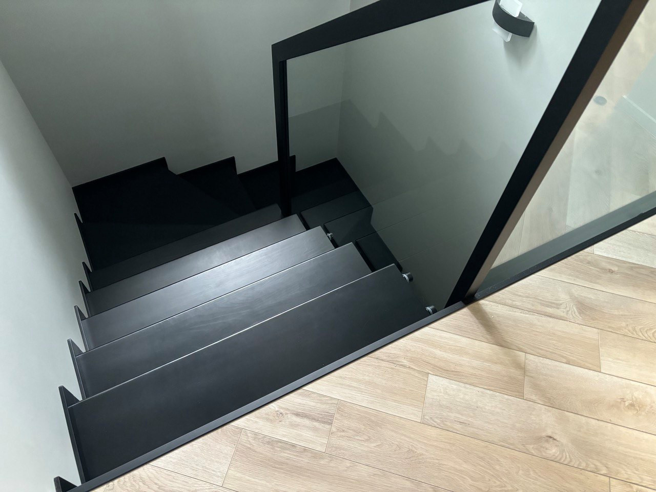 Лестница из массива бука с цельностеклянными ограждениями и подсветкой ступеней