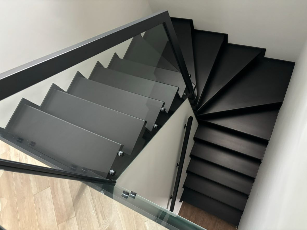 Обложка проекта: Лестница из массива бука с цельностеклянными ограждениями и подсветкой ступеней