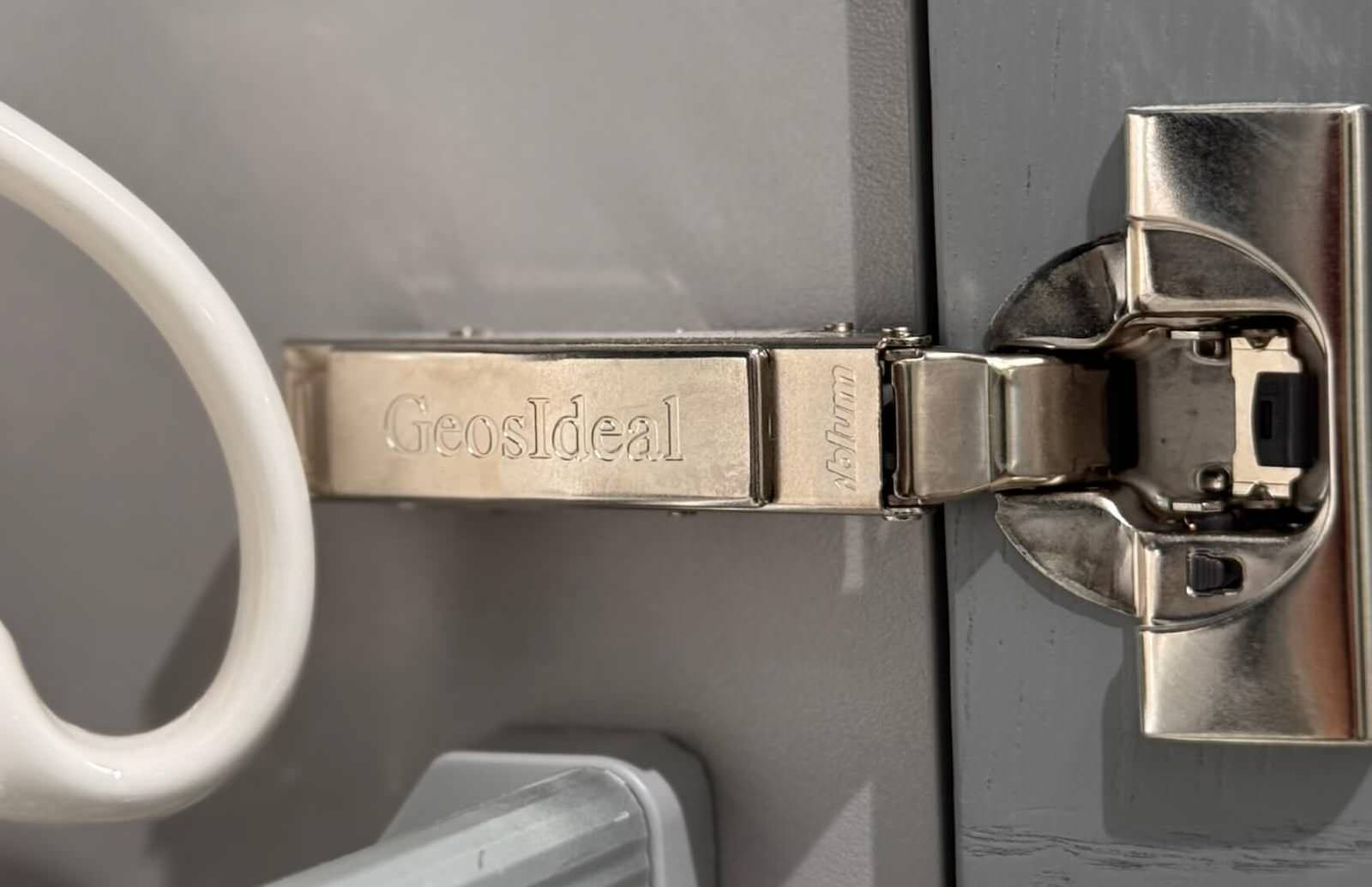 Кухня Фреда в цвете Грейхаун от дизайнера