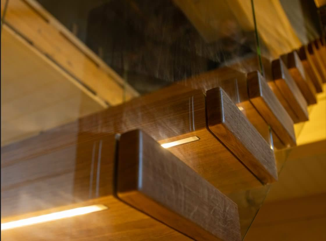 Лестница на монокосоуре со скрытой поддержкой ступеней