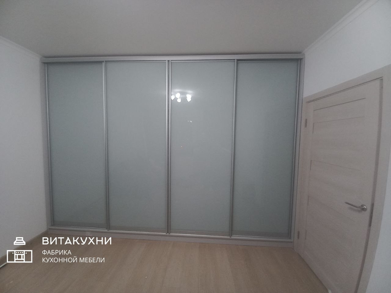 Большой встроенный шкаф