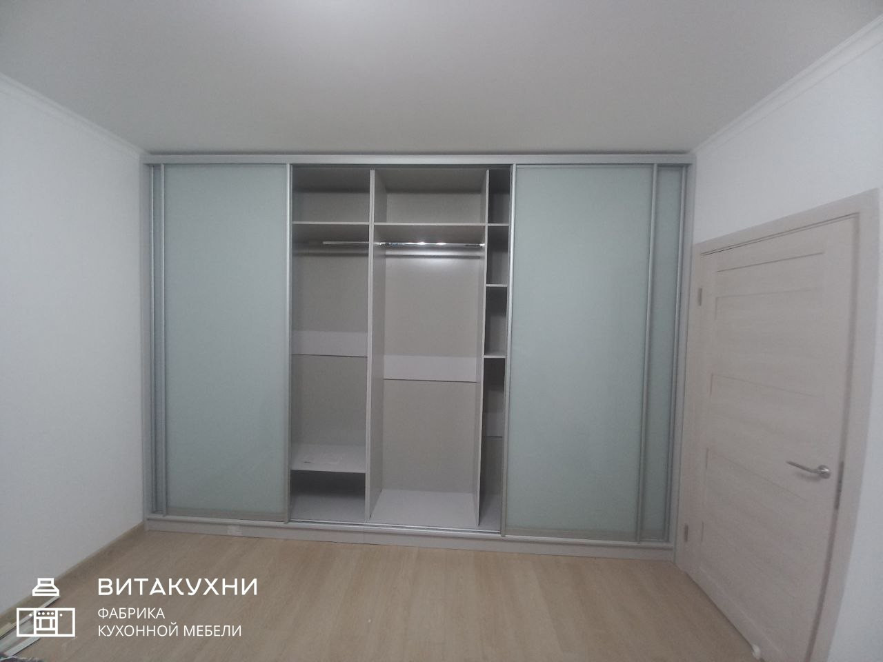 Большой встроенный шкаф