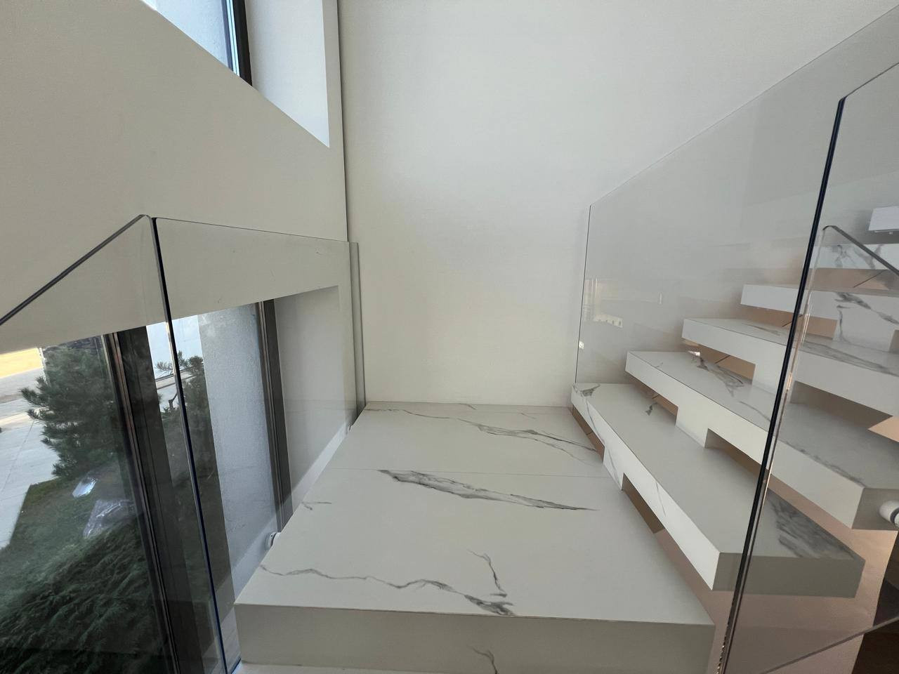 КП Райт Вилладж. Стеклянное ограждение лестницы