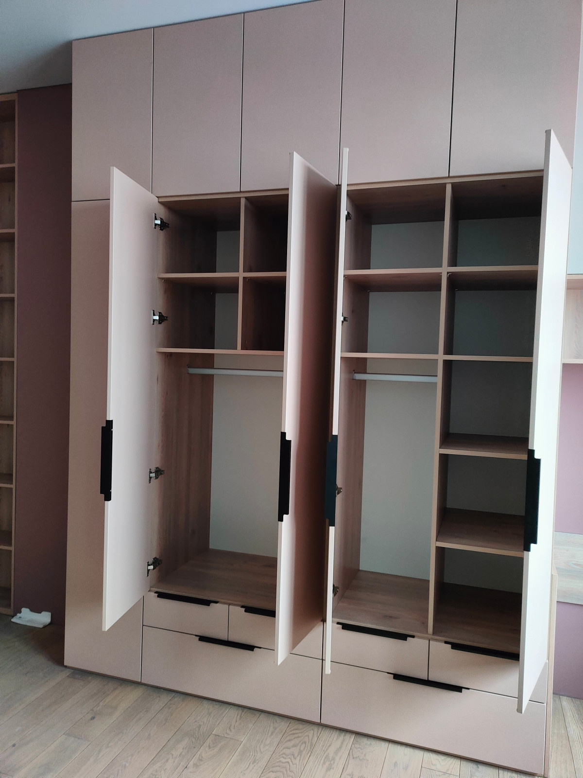 Новосибирск. ЖК Тихомиров. Эскизы + фото с реализации проекта.