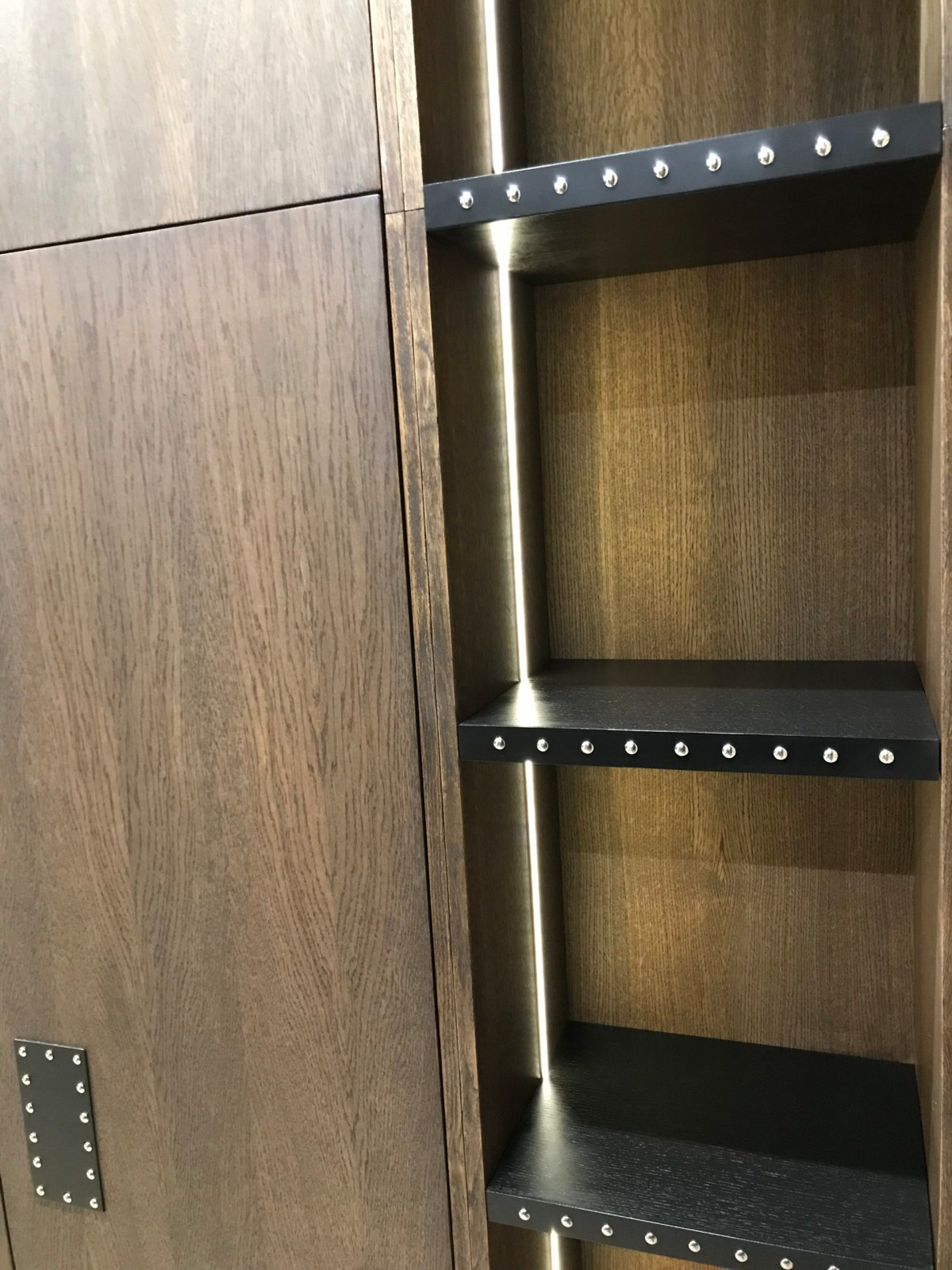 Шпонированный шкаф из дуба