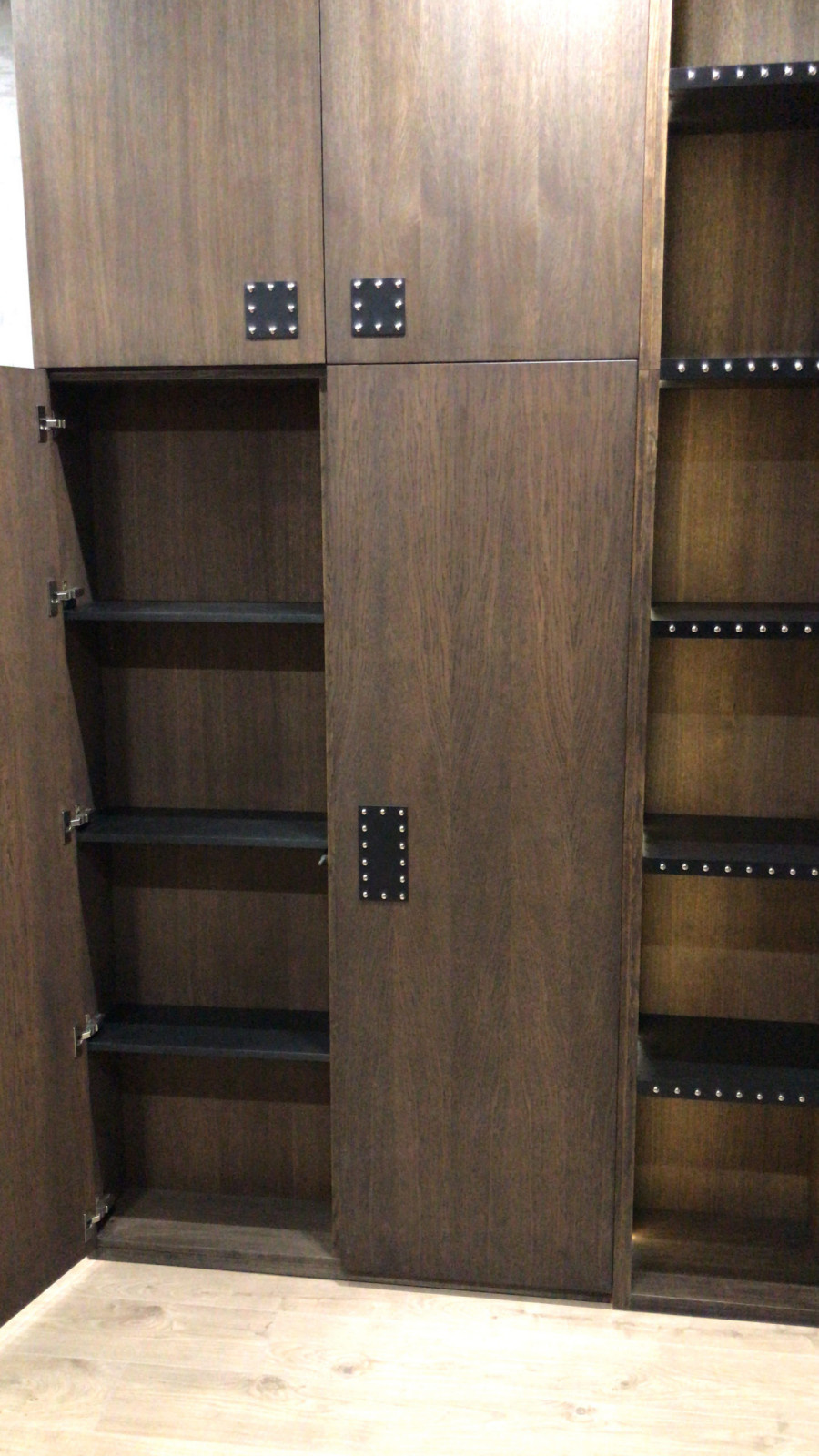 Обложка проекта: Шпонированный шкаф из дуба