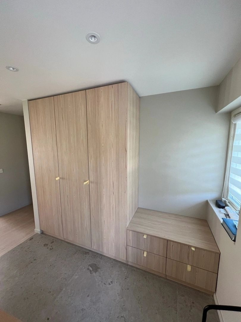 Простой шпонированный шкаф