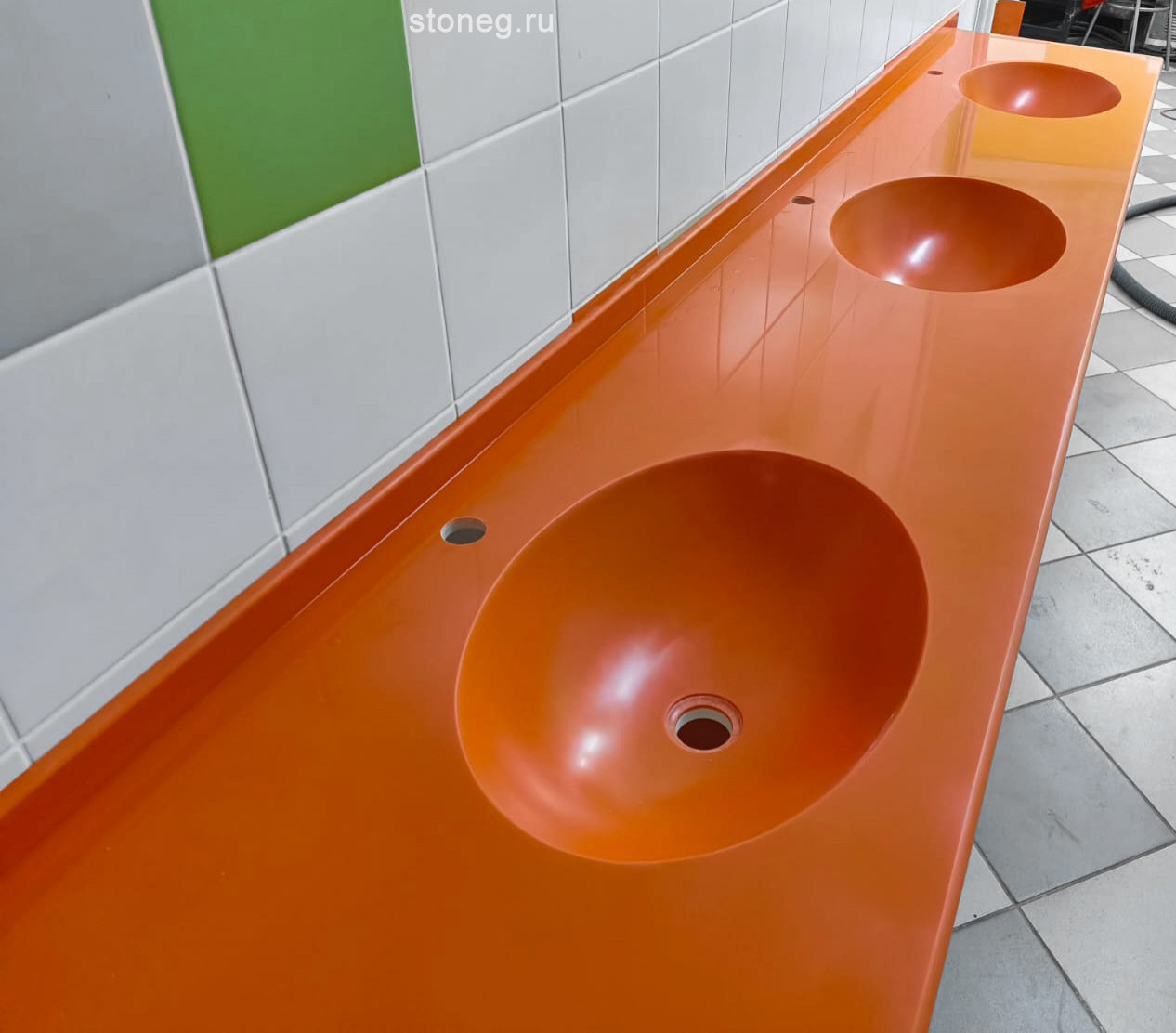 Hi-Macs S027 Orange Solid Стол с интегрированными раковинами из камня