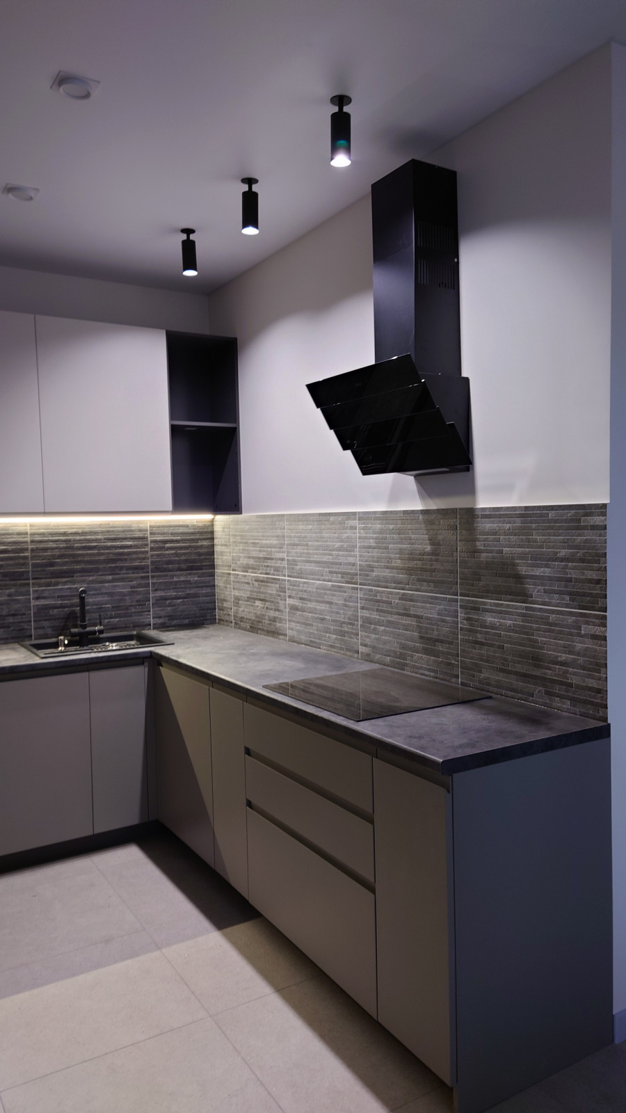 Завершенная современно-лофтовая кухня