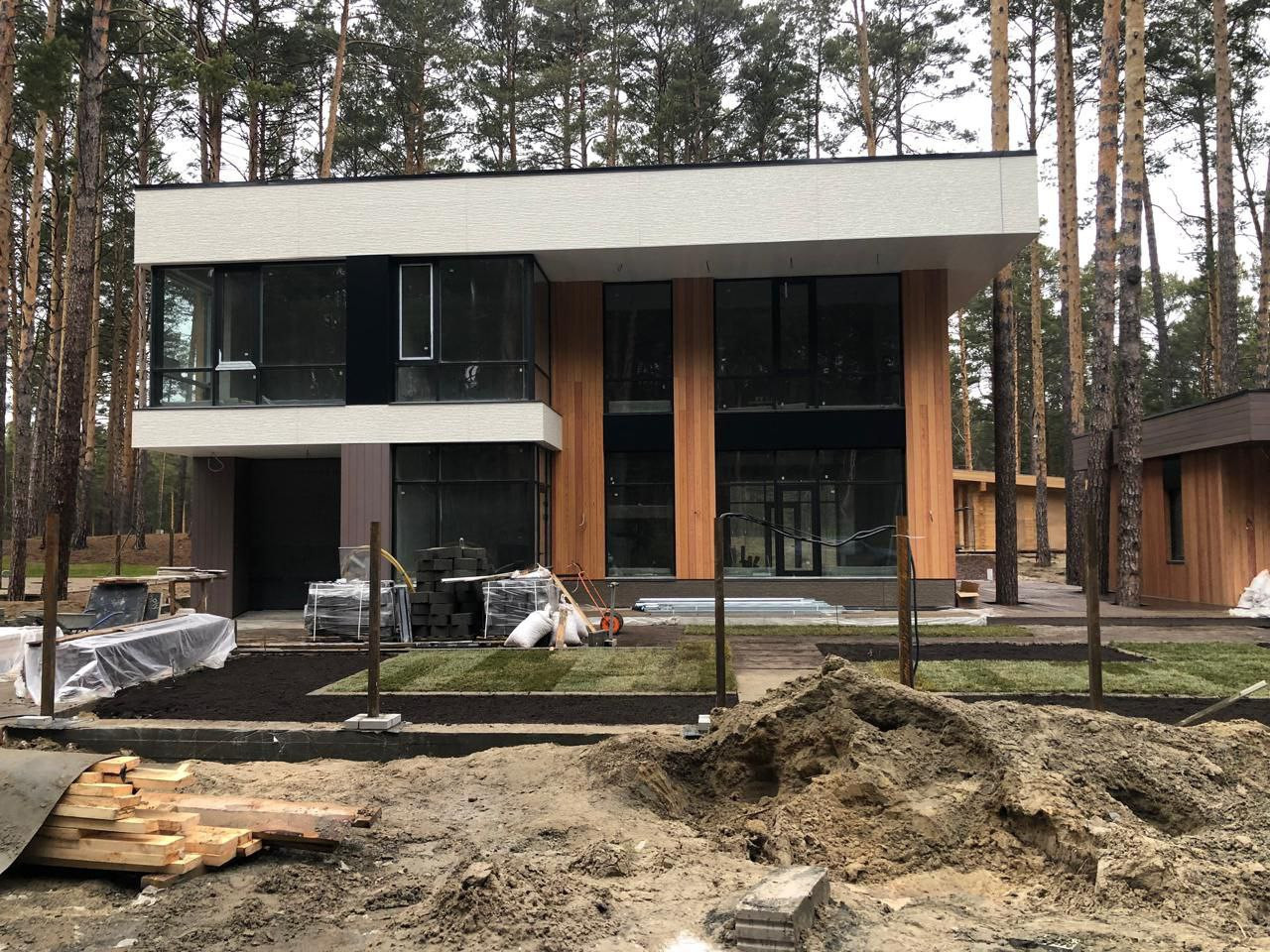 Большой загородный дом