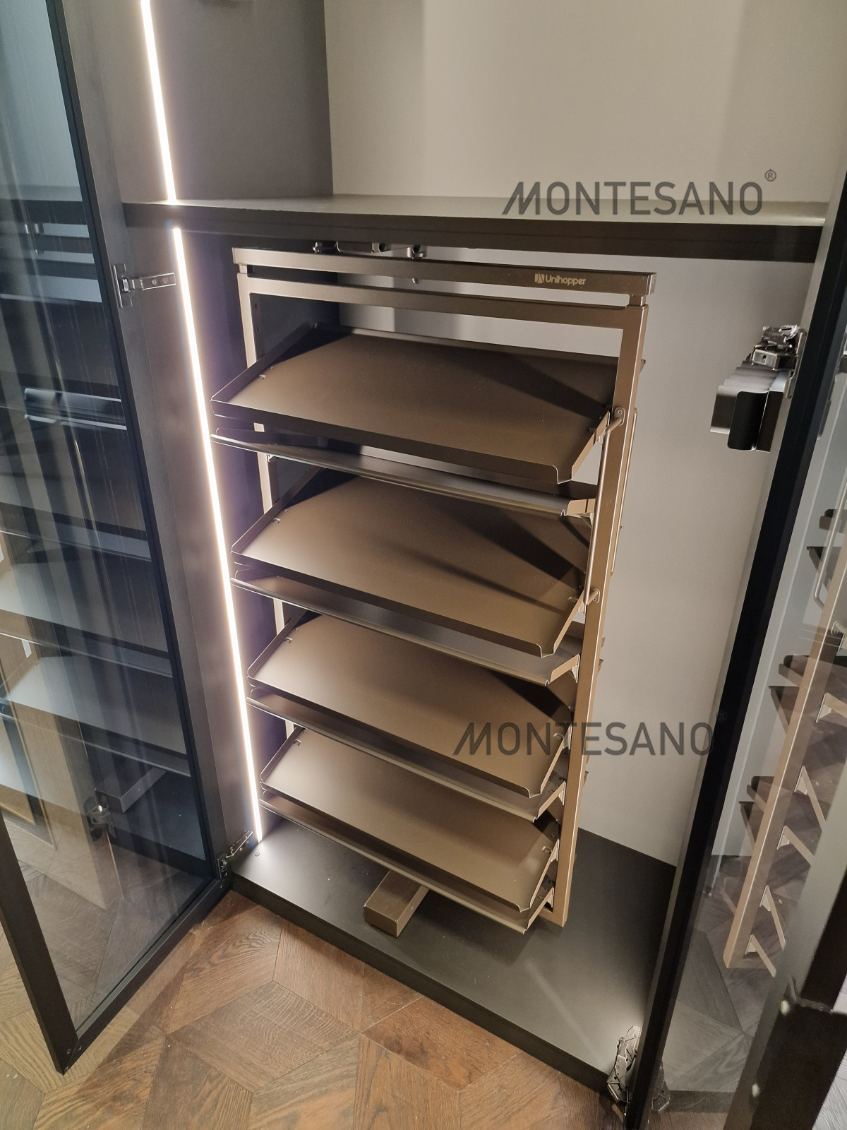 Стеклянный гардероб