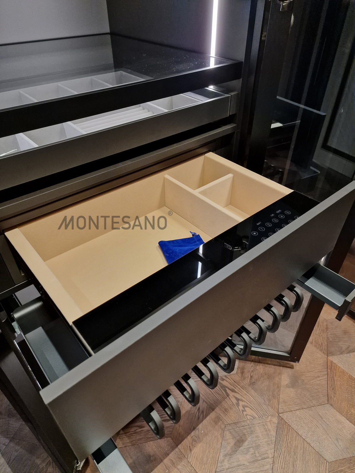 Стеклянный гардероб