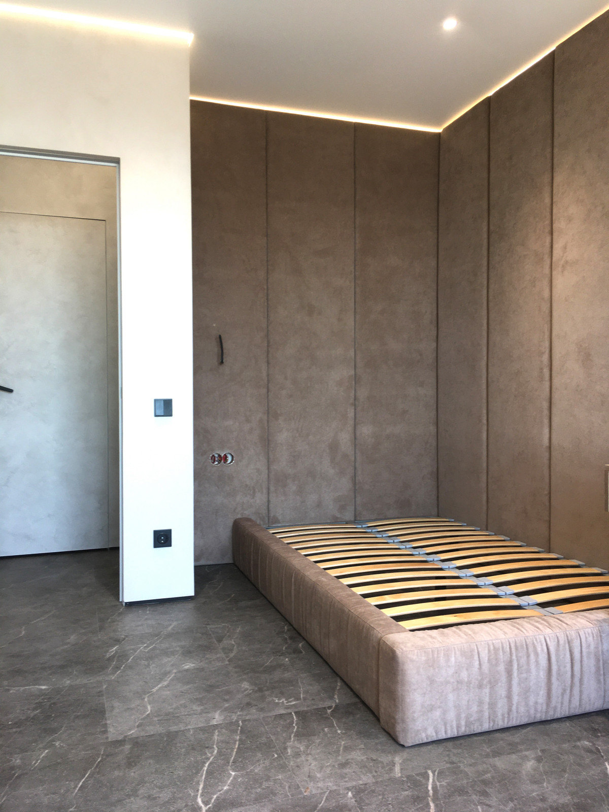 Мягкие стеновые панели с подсветкой и основание кровати с мятыми царгами