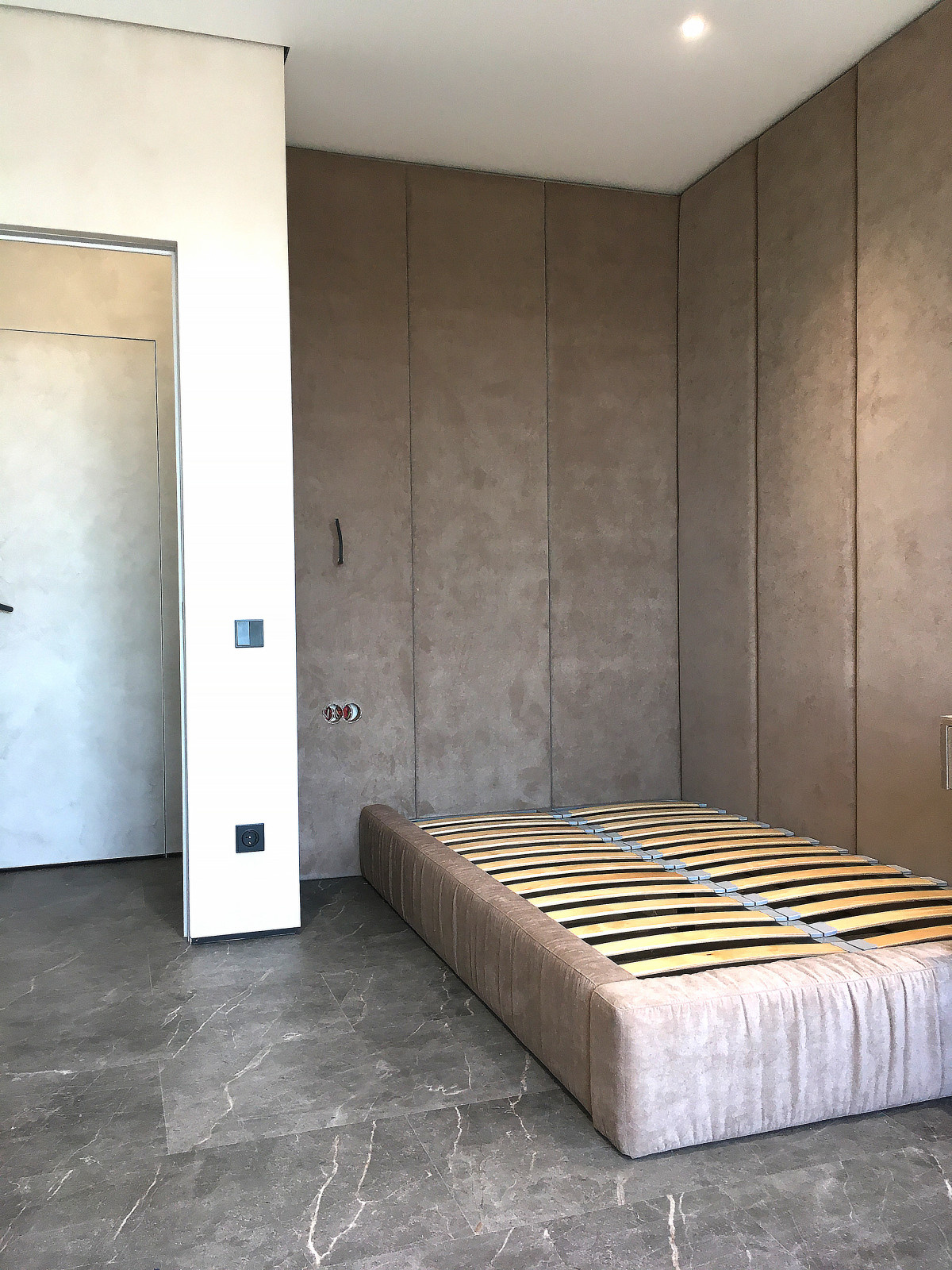 Мягкие стеновые панели с подсветкой и основание кровати с мятыми царгами