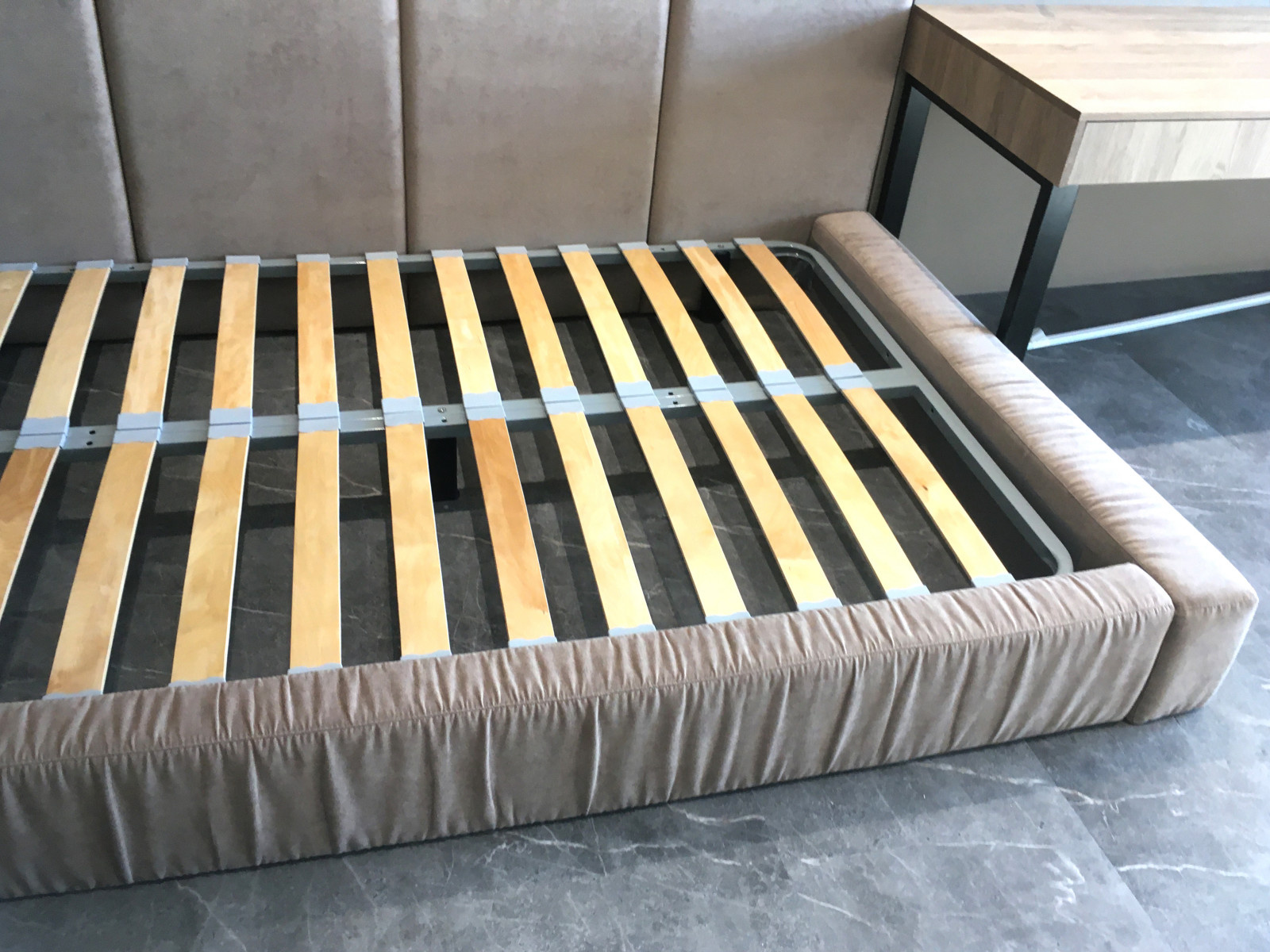 Мягкие стеновые панели с подсветкой и основание кровати с мятыми царгами