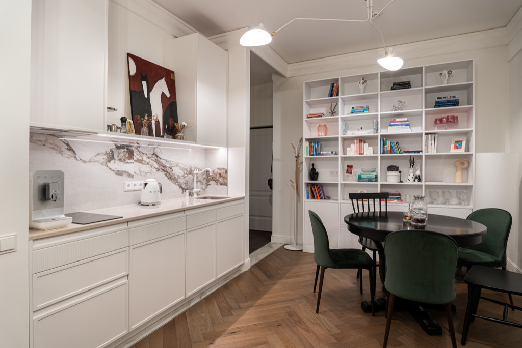 Белая кухня-гостиная в лучших традициях