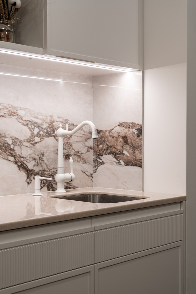 Белая кухня-гостиная в лучших традициях