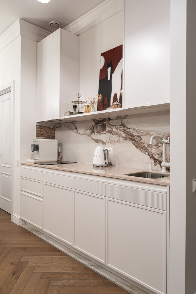 Белая кухня-гостиная в лучших традициях