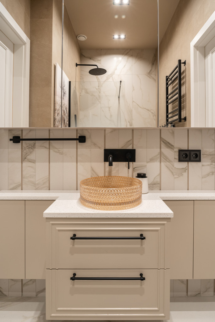 Белая кухня-гостиная в лучших традициях