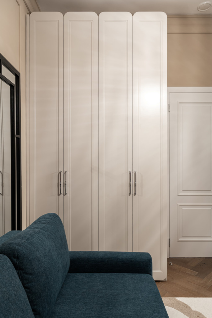 Белая кухня-гостиная в лучших традициях