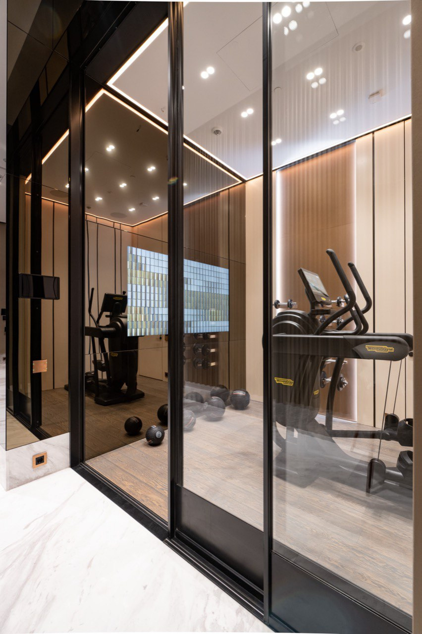 Стеклянная стена для ТВ зоны