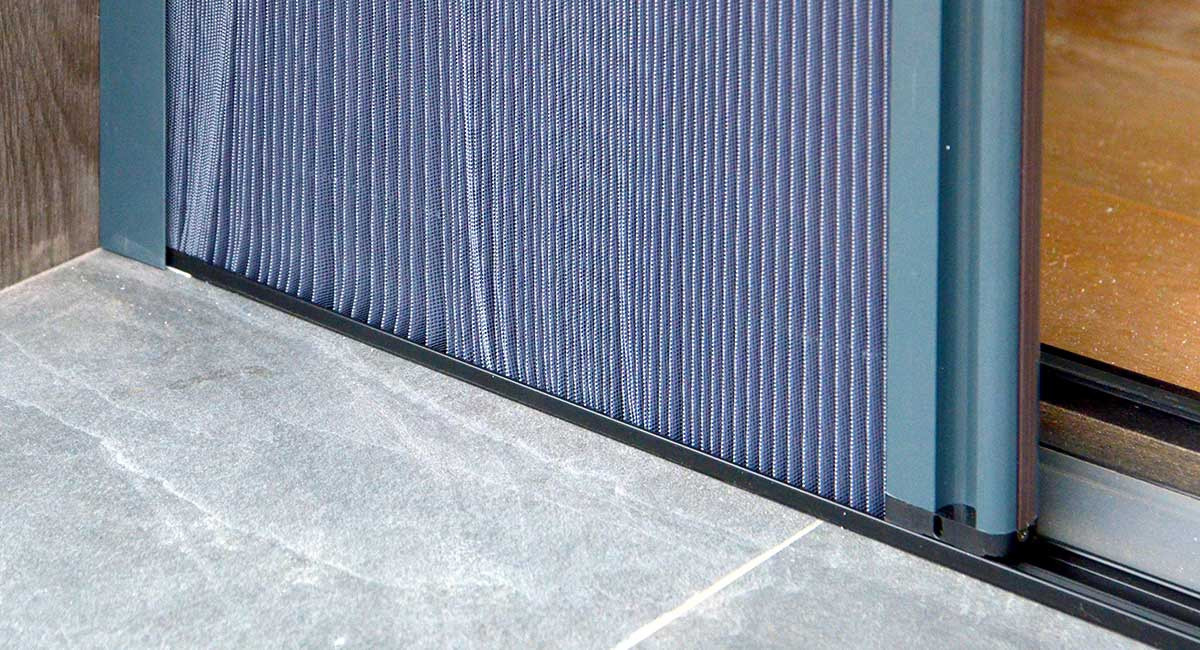 Раздвижное остекление с москитной сеткой