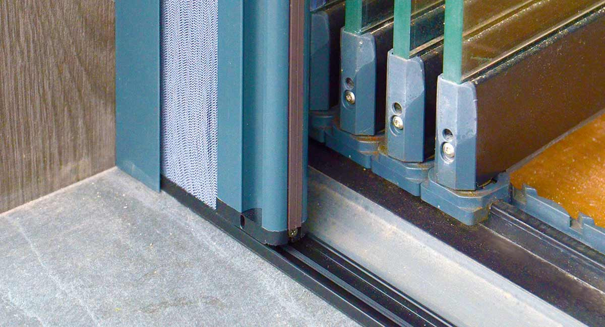 Раздвижное остекление с москитной сеткой