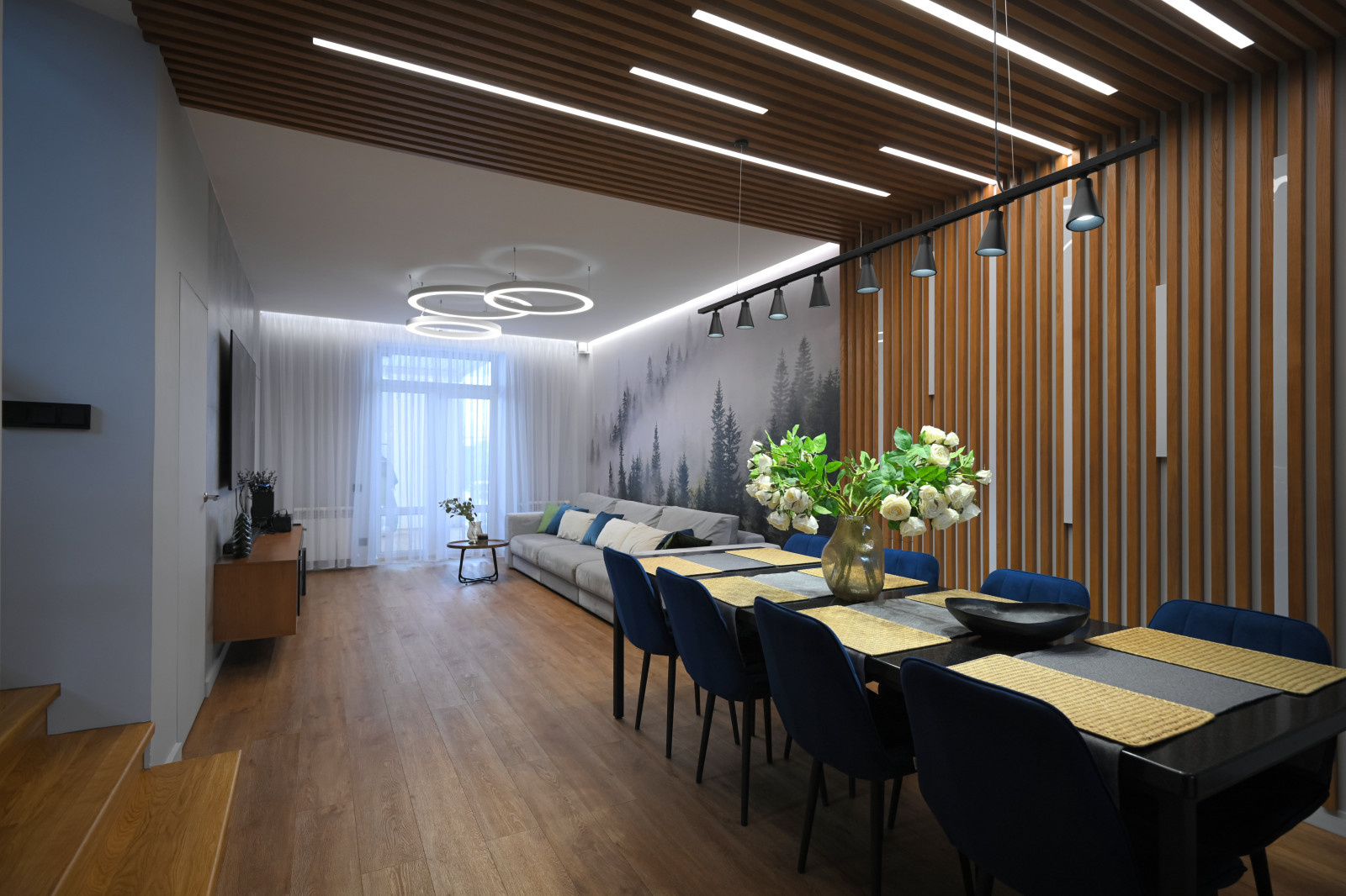 Коттедж в Чукреевке с природными фресками и рейками с подсветкой