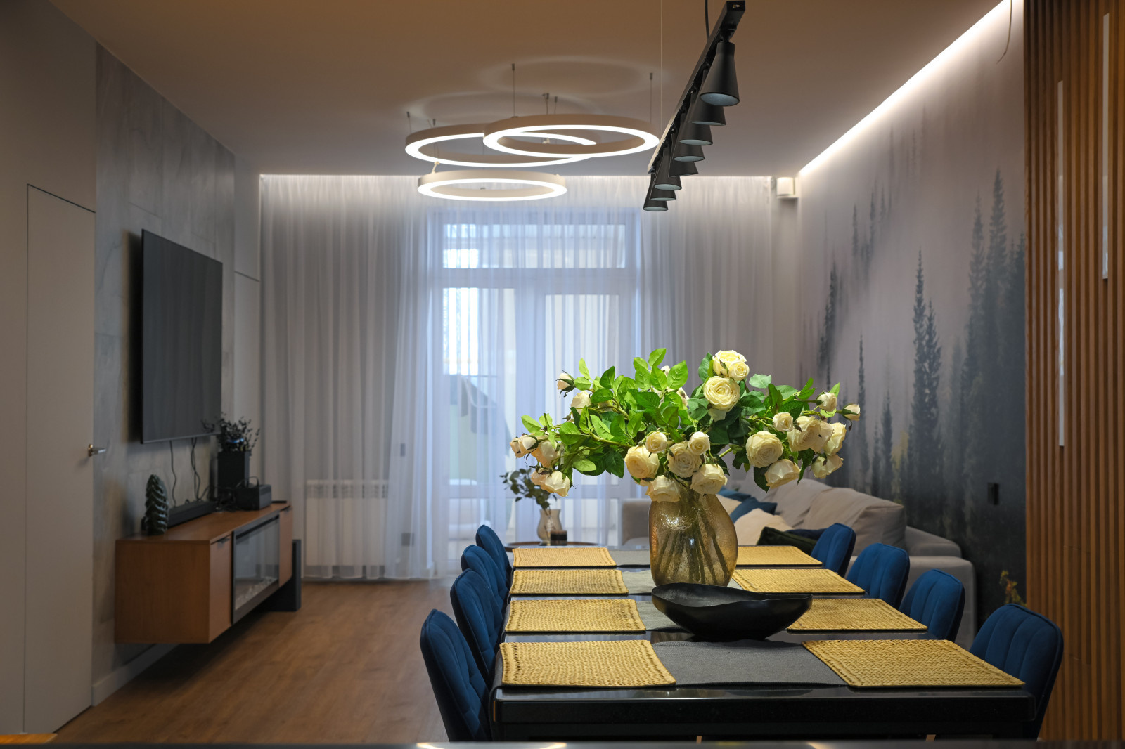 Коттедж в Чукреевке с природными фресками и рейками с подсветкой