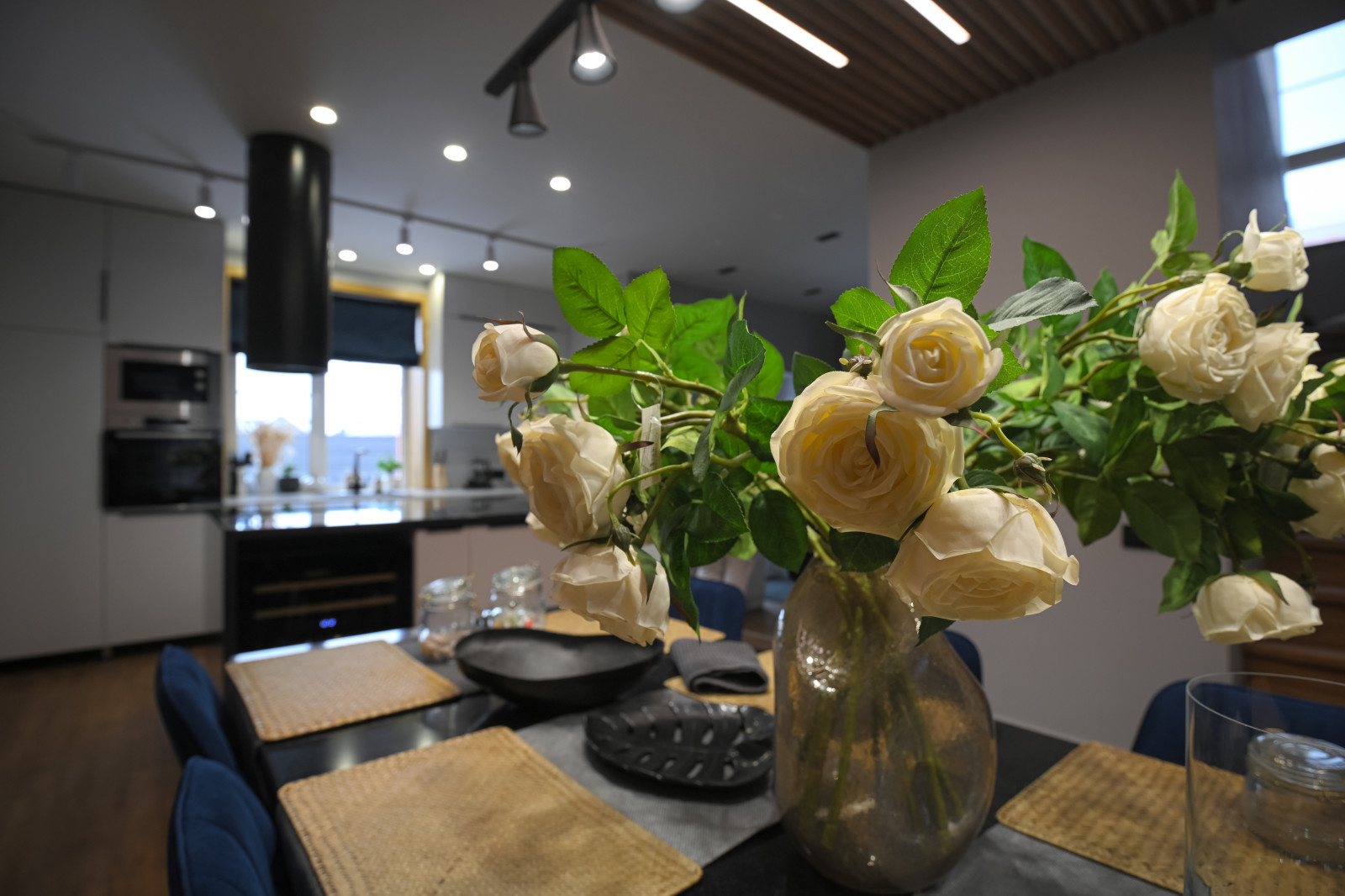 Коттедж в Чукреевке с природными фресками и рейками с подсветкой