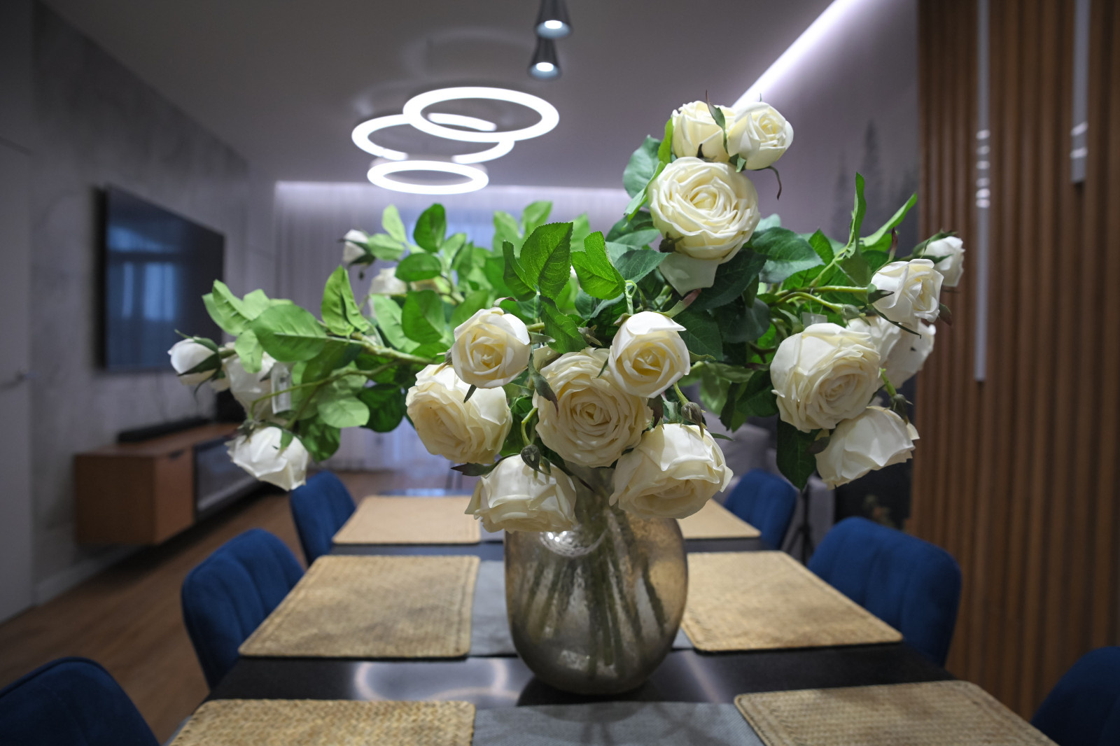 Коттедж в Чукреевке с природными фресками и рейками с подсветкой