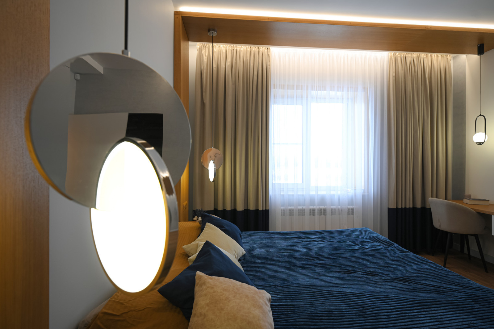 Коттедж в Чукреевке с природными фресками и рейками с подсветкой