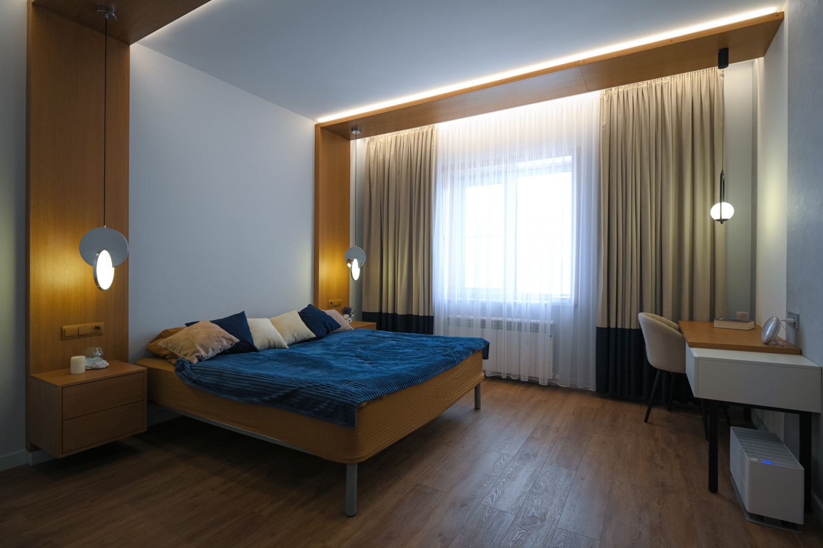 Коттедж в Чукреевке с природными фресками и рейками с подсветкой