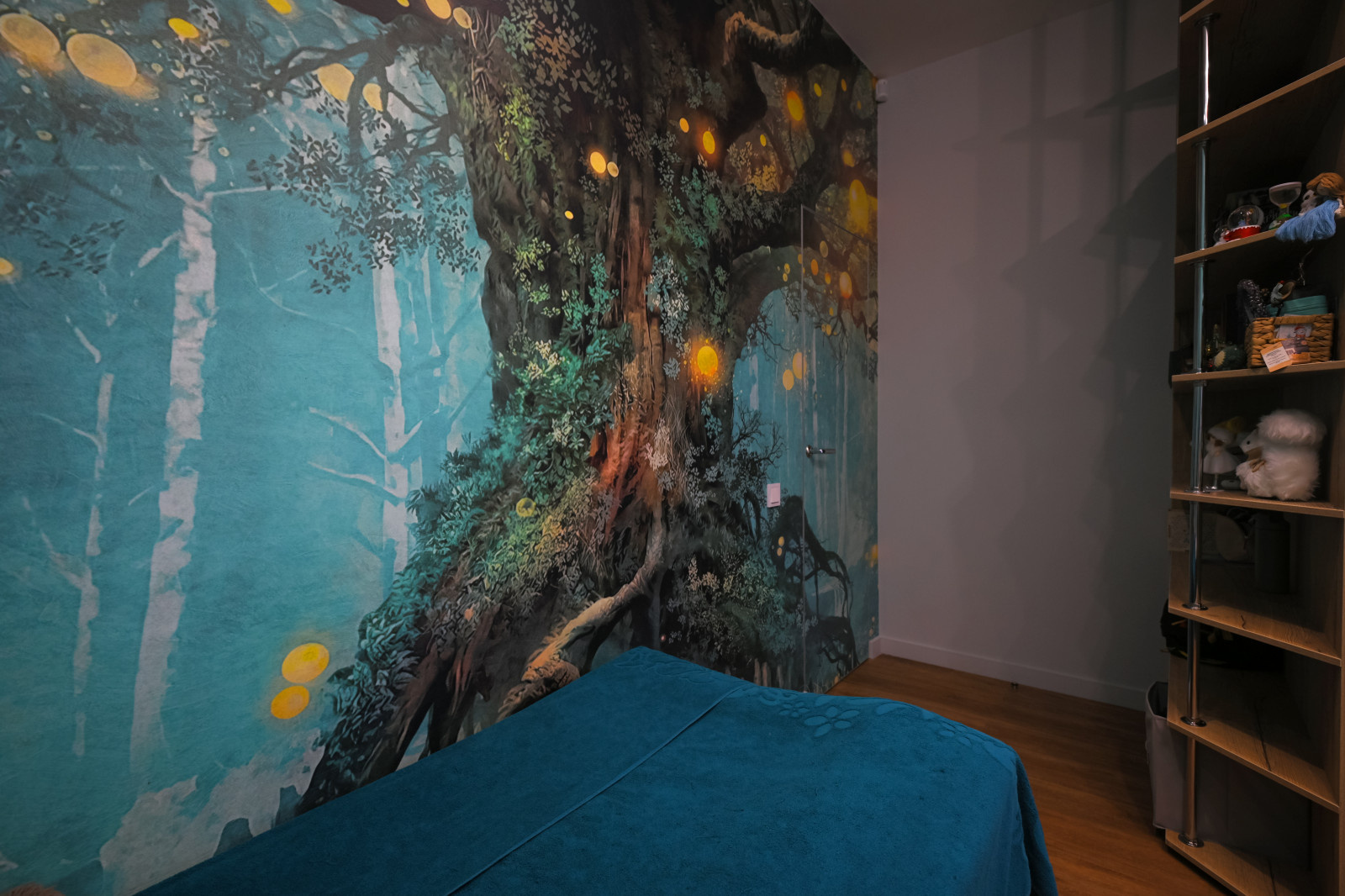 Коттедж в Чукреевке с природными фресками и рейками с подсветкой