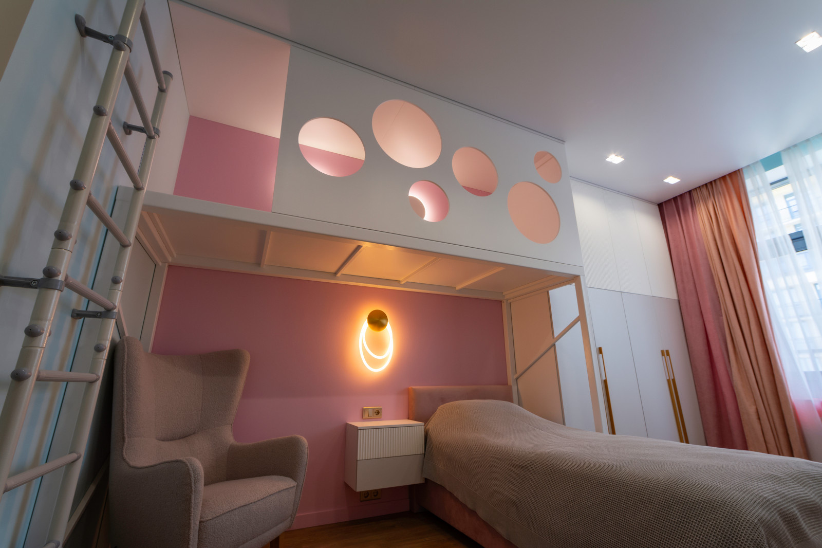 Московский, 183