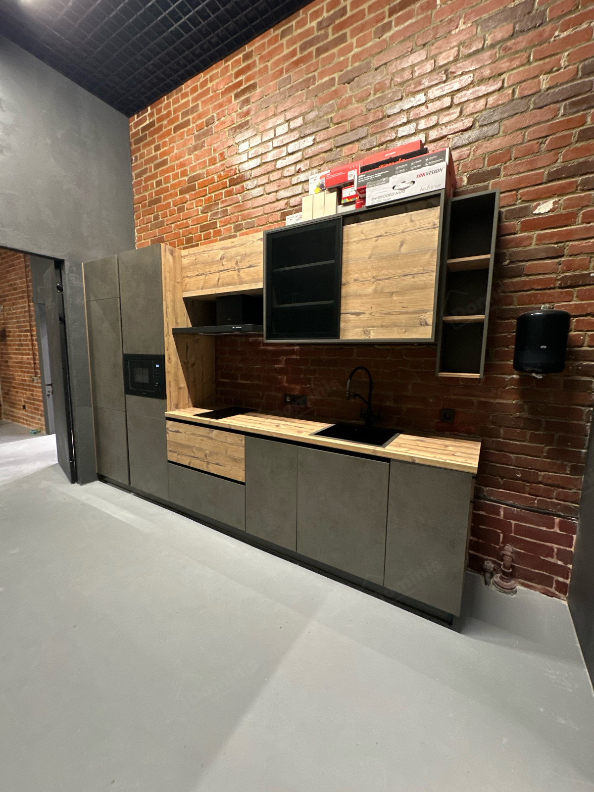 Меблировка автосалона на Васильевском острове