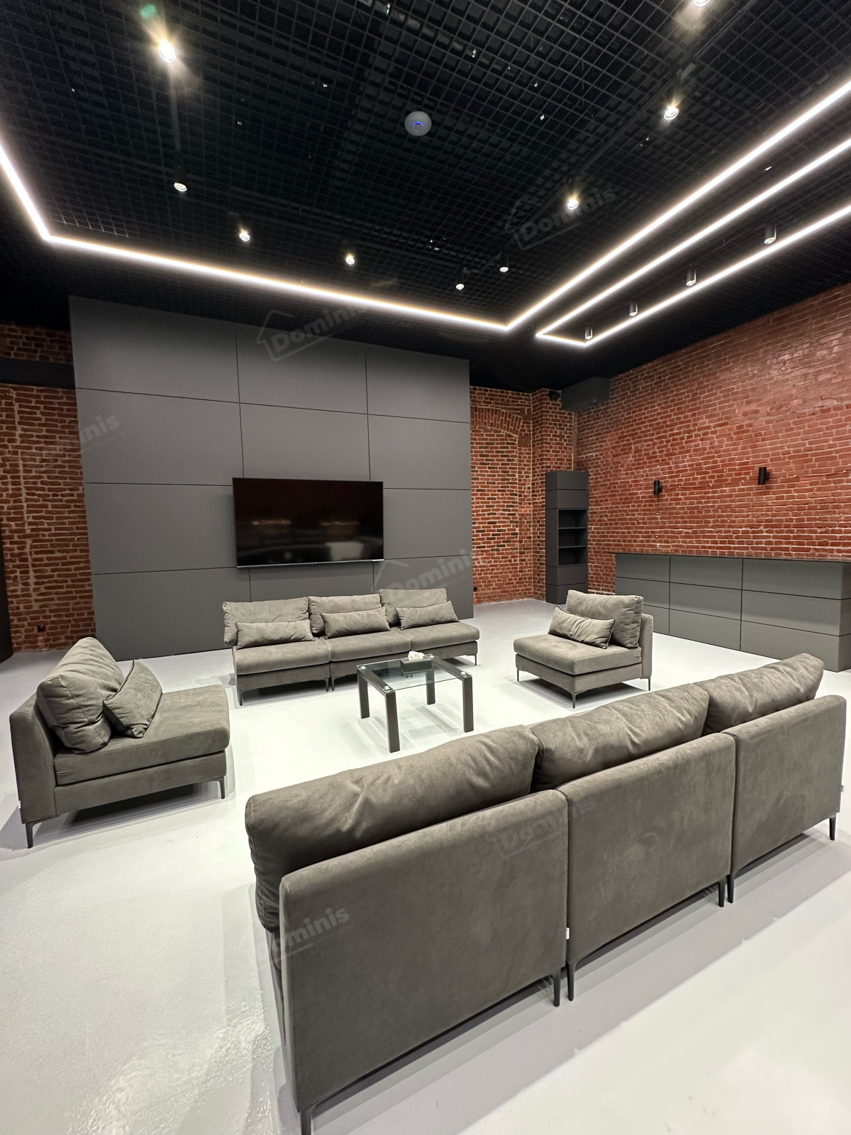 Меблировка автосалона на Васильевском острове