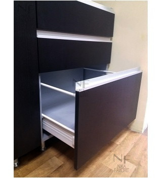 MODERN KITCHEN WITH VENEERED FRONTS