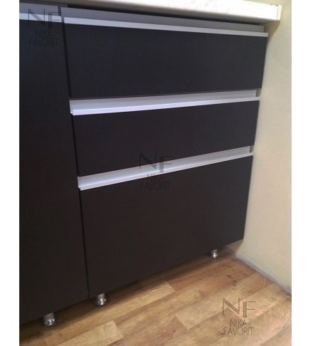 MODERN KITCHEN WITH VENEERED FRONTS